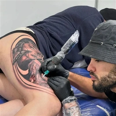 Hur identifierar jag kvalifikationer och hygienstandarder i en tatueringsbutik?