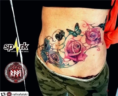 En tatuering av en blomma