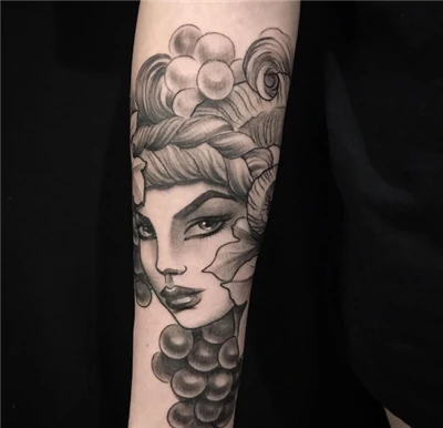 kvinna för tatuering