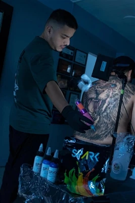 Synliga tatueringar på kontor: Fler företag dike strikta policyer för att omf...