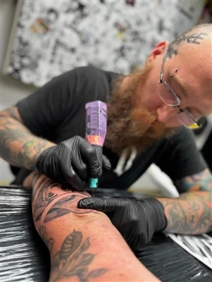 Vilken unik religiös och social betydelse innehåller tatueringskulturen i oli...