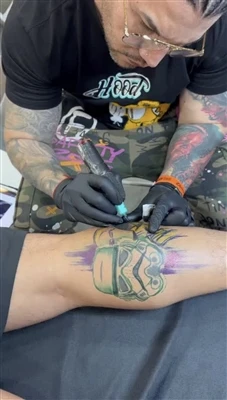 Täcker tatuering